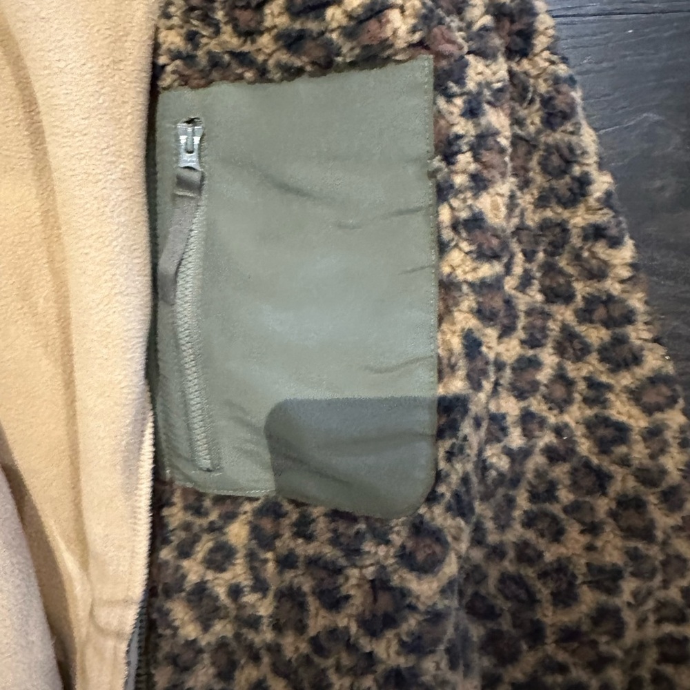 Amazon Essentials Leopard Print Fleece Jacket - Picture 4 of 4